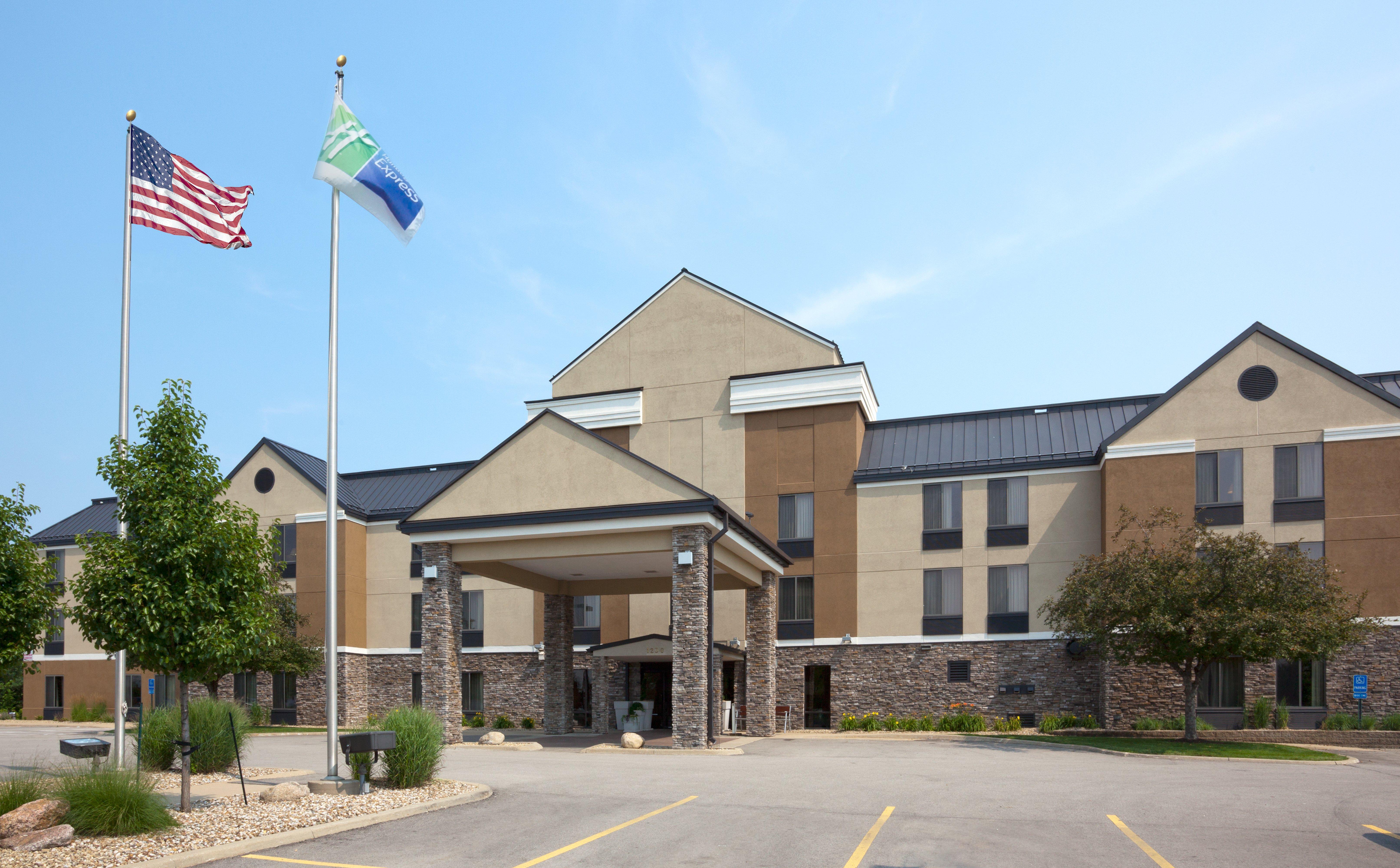 Holiday Inn Express Cedar Rapids - Collins Road By Ihg Exterior foto